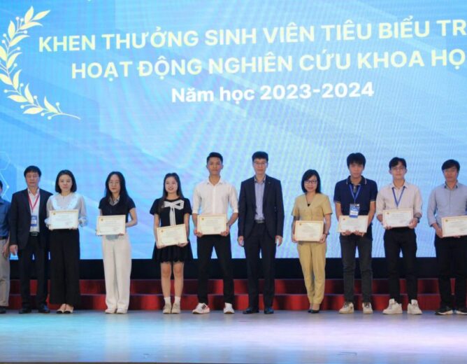 Hai nhóm nghiên cứu xuất sắc được vinh danh tại Hội nghị Khoa học Sinh viên lần thứ 16 tại Học viện Công nghệ Bưu chính Viễn thông