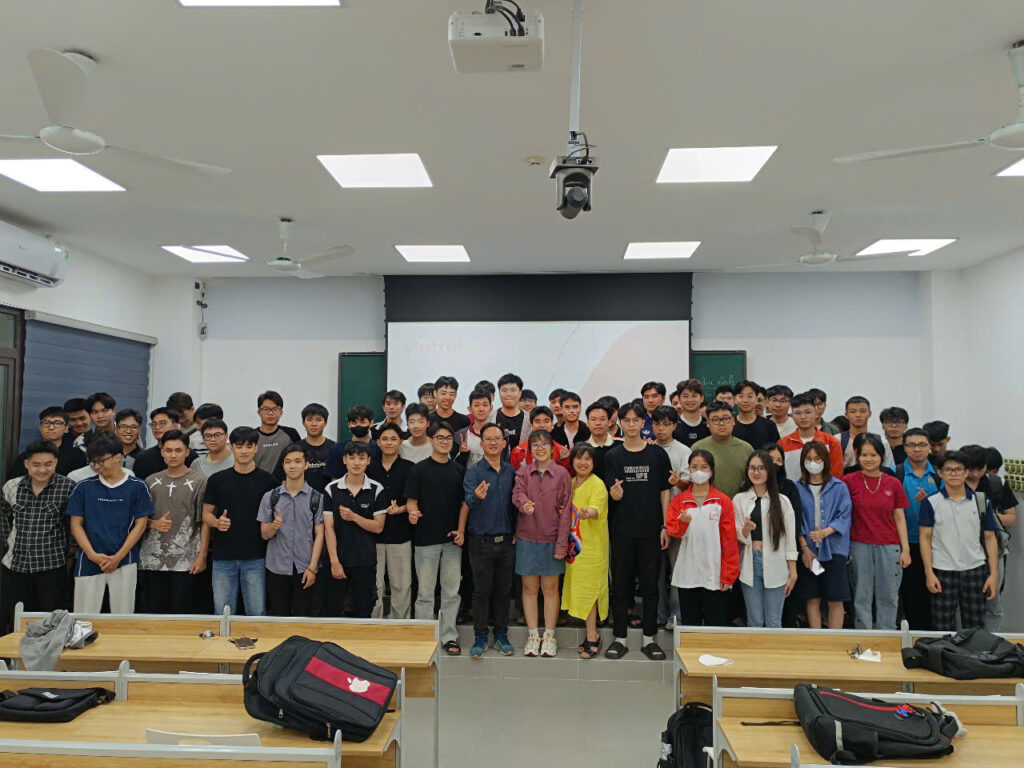 Khoa Viễn thông 1 – PTIT tổng kết chuỗi lớp học hè 2025: Gắn kết sinh viên với doanh nghiệp