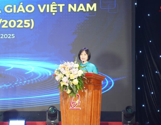 Vinh danh Tân PGS.TS Phạm Thị Thúy Hiền – nữ giảng viên tiêu biểu của Khoa