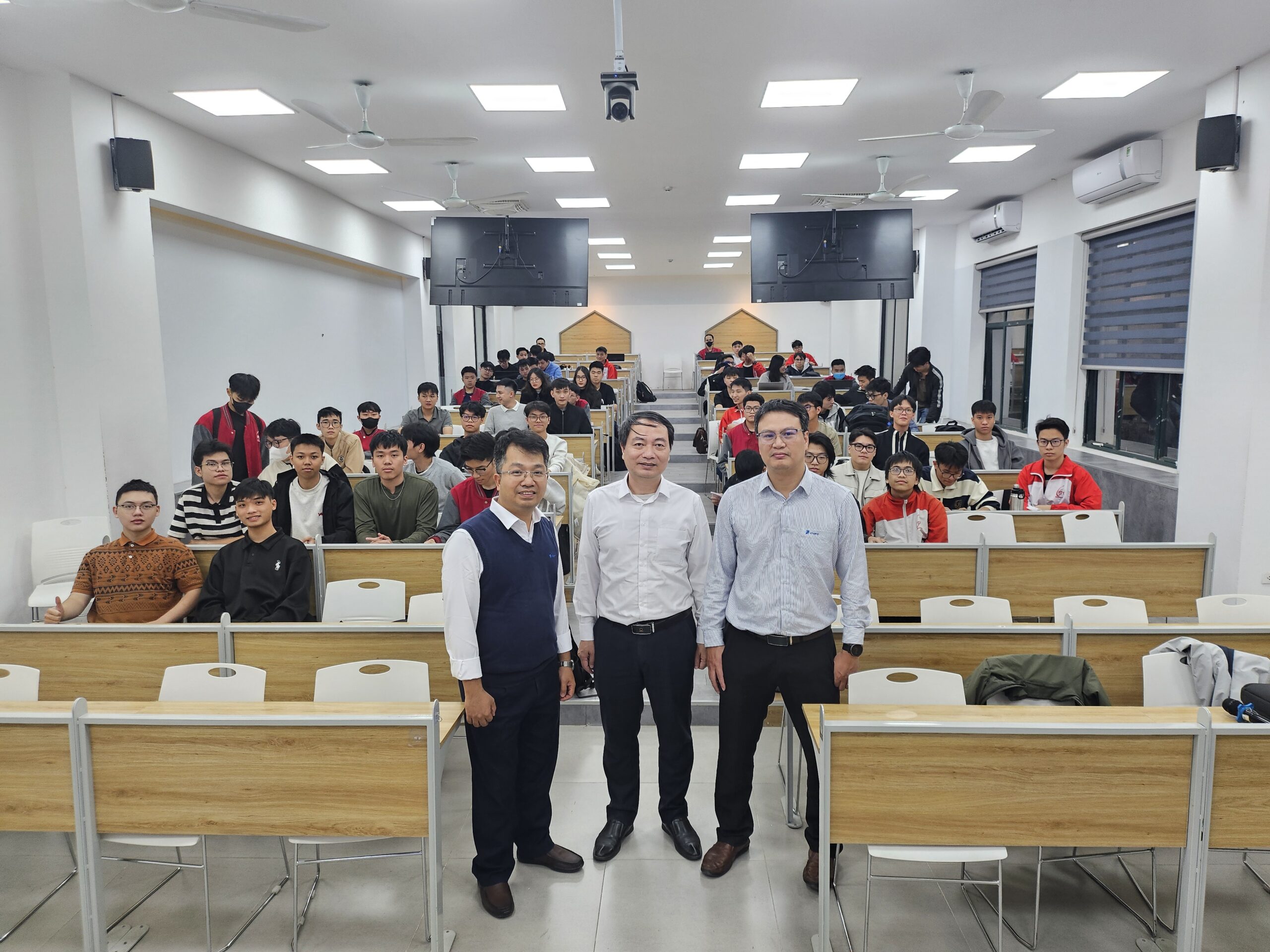 Trải nghiệm thực tiễn 5G/6G và AI trong viễn thông: Sinh viên PTIT học cùng chuyên gia VNPT Net