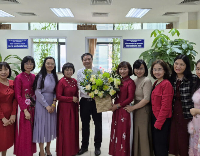 Khoa Viễn thông 1 chúc mừng Ngày Quốc tế Phụ nữ 8/3 – Tri ân những “bông hoa” của tập thể khoa