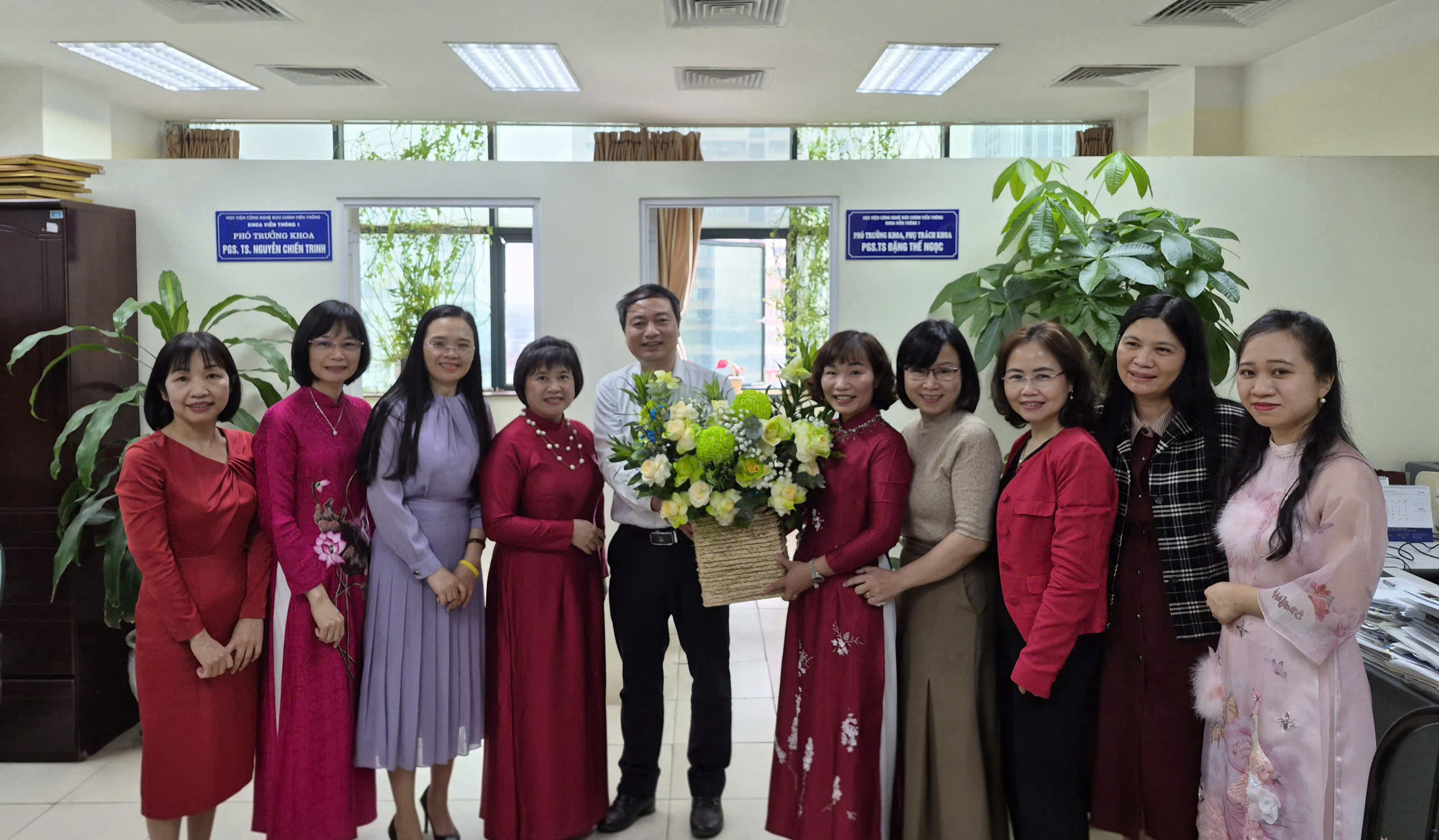 Khoa Viễn thông 1 chúc mừng Ngày Quốc tế Phụ nữ 8/3 – Tri ân những “bông hoa” của tập thể khoa