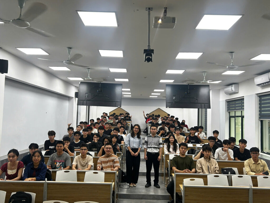Sinh viên Điện tử Viễn thông hào hứng tham gia chuyên đề công nghệ vô tuyến cùng Viettel High Tech
