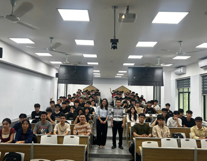 Sinh viên Điện tử Viễn thông hào hứng tham gia chuyên đề công nghệ vô tuyến cùng Viettel High Tech