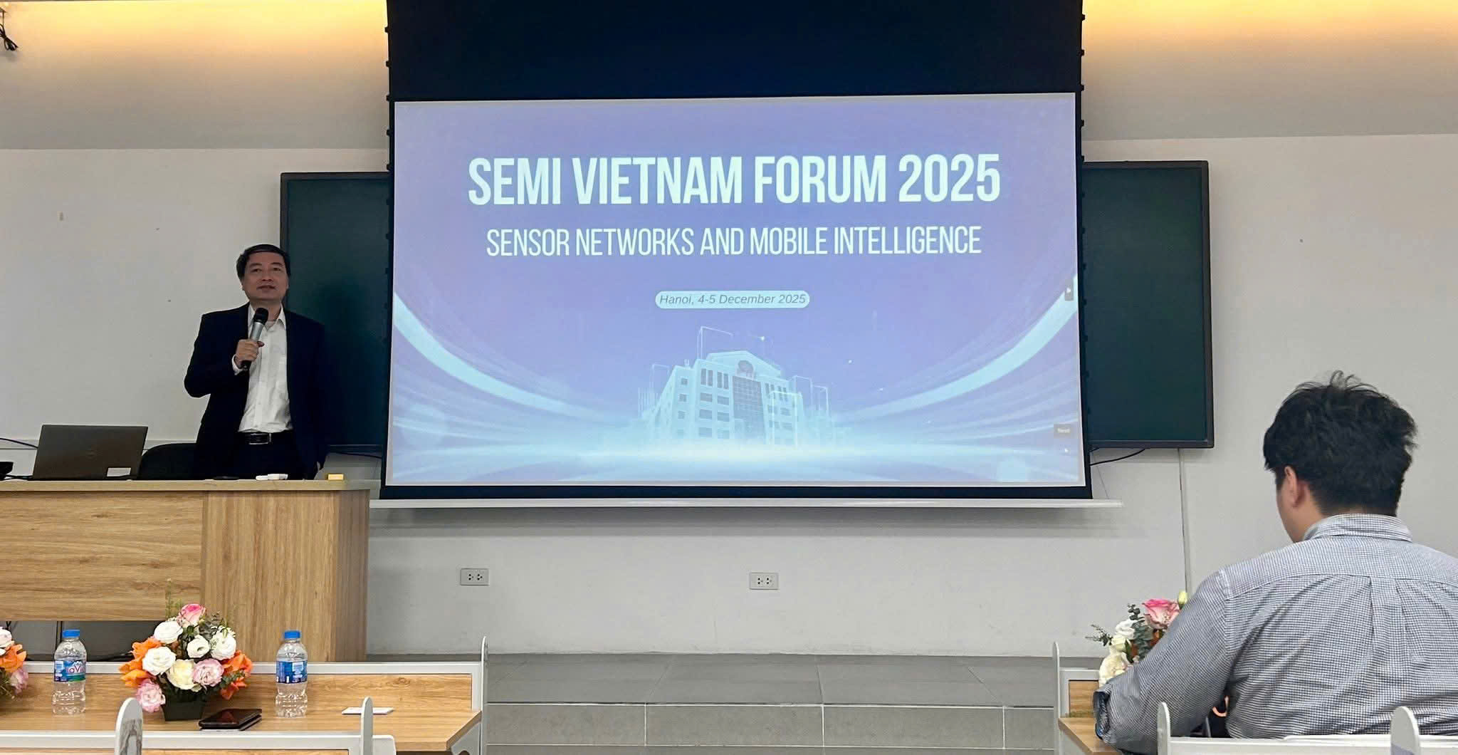 PGS.TS Đặng Thế Ngọc trình bày báo cáo tại SEMI Vietnam Forum 2025
