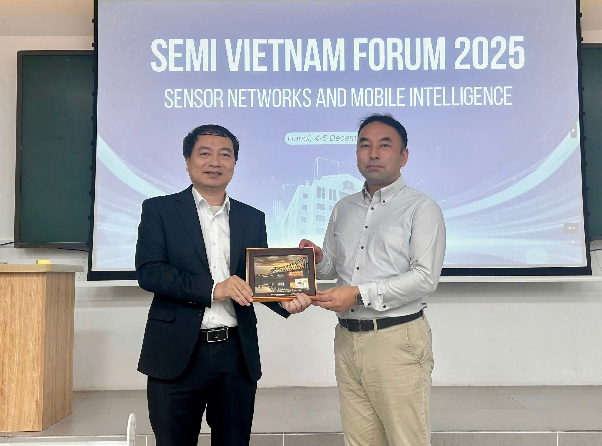 PSG.TS Đặng Thế Ngọc chụp ảnh lưu niệm trong sự kiện hợp tác quốc tế giữa PTIT và hiệp hội IEICE Nhật Bản