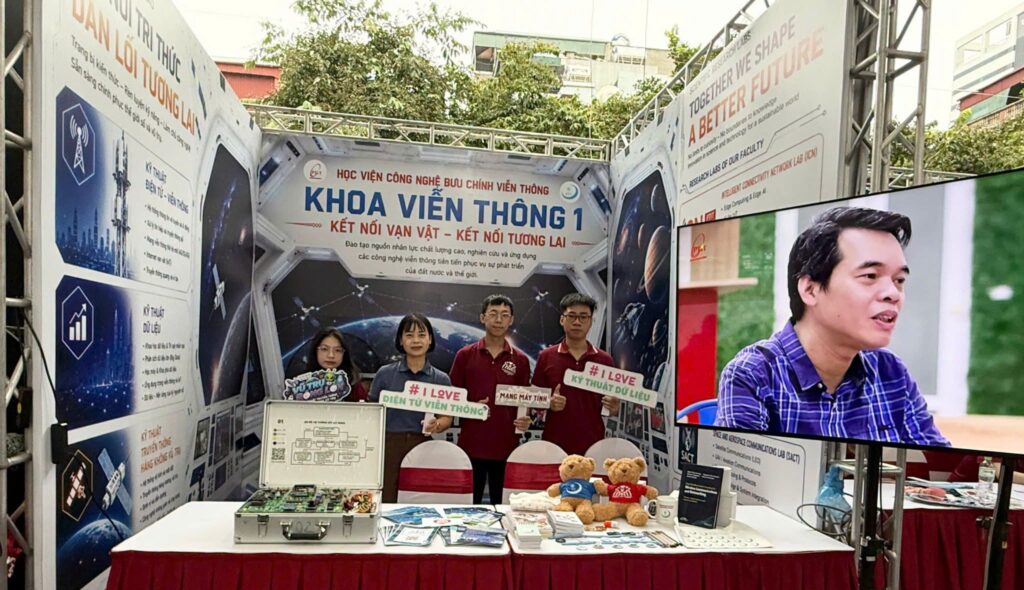 Khoa Viễn thông 1 chào đón tân sinh viên D26