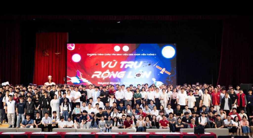Ấn tượng Chào tân D26 Khoa Viễn thông 1: Beyond Signals – Beyond Stars